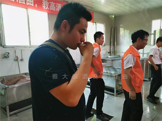雅大學(xué)員在雅大酒廠品酒 雅大學(xué)員在雅大酒廠品酒