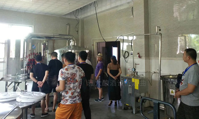 「人間大愛」為資助更多留守兒童 潘總選擇用大型釀酒設(shè)備開酒廠-05 「人間大愛」為資助更多留守兒童 潘總選擇用大型釀酒設(shè)備開酒廠-05