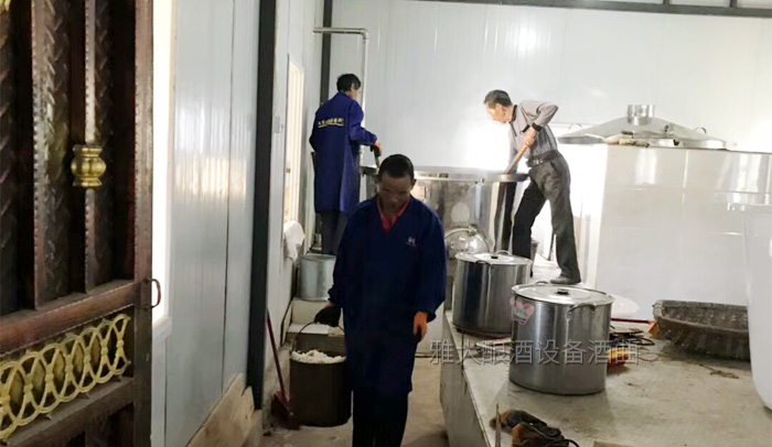 春節(jié)倒計時，做酒設備釀制的家宴純糧定制酒再升溫！-05-客戶在家釀酒操作