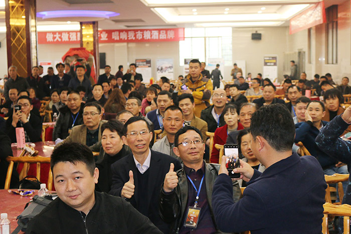 胡總與現(xiàn)場學員合影 胡總與現(xiàn)場學員合影