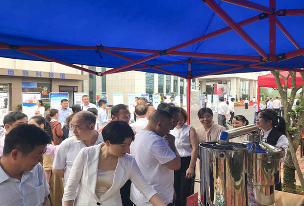 ▲參展觀眾正在參觀雅大釀酒設(shè)備及酒曲 ▲參展觀眾正在參觀雅大釀酒設(shè)備及酒曲