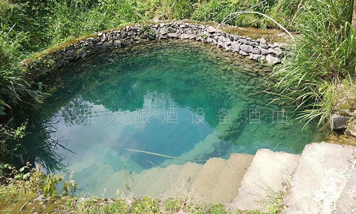 5-曾氏酒業(yè)-1套純糧釀酒設備，200平米舊廠房+3個臨街鋪面，輕松開酒廠井水3