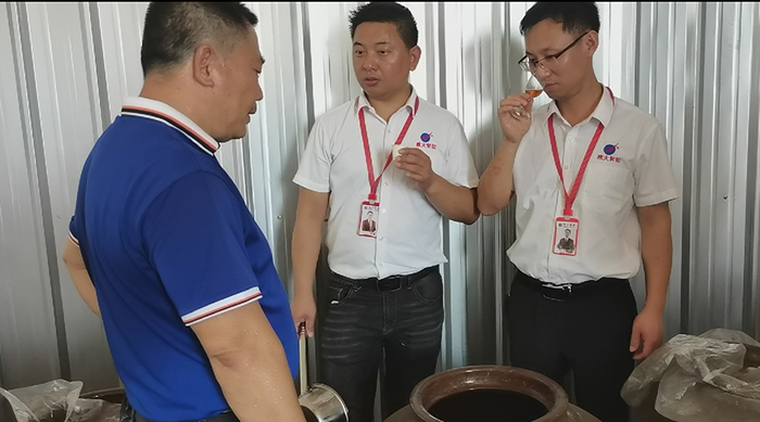 6.11雅大技術(shù)蔣總現(xiàn)場(chǎng)品酒提出改善建議 6.11雅大技術(shù)蔣總現(xiàn)場(chǎng)品酒提出改善建議
