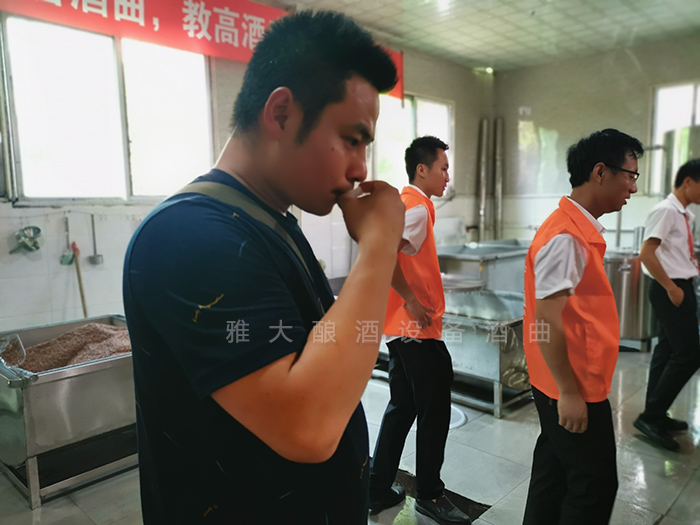 雅大學(xué)員在雅大酒廠品酒 雅大學(xué)員在雅大酒廠品酒